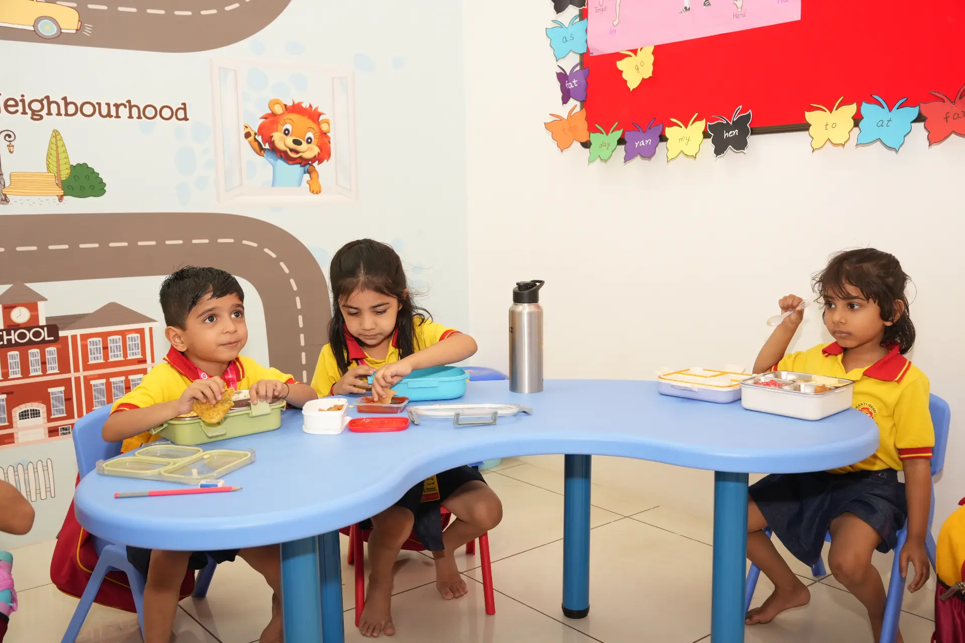 Children having lunch at a Shanti Juniors center